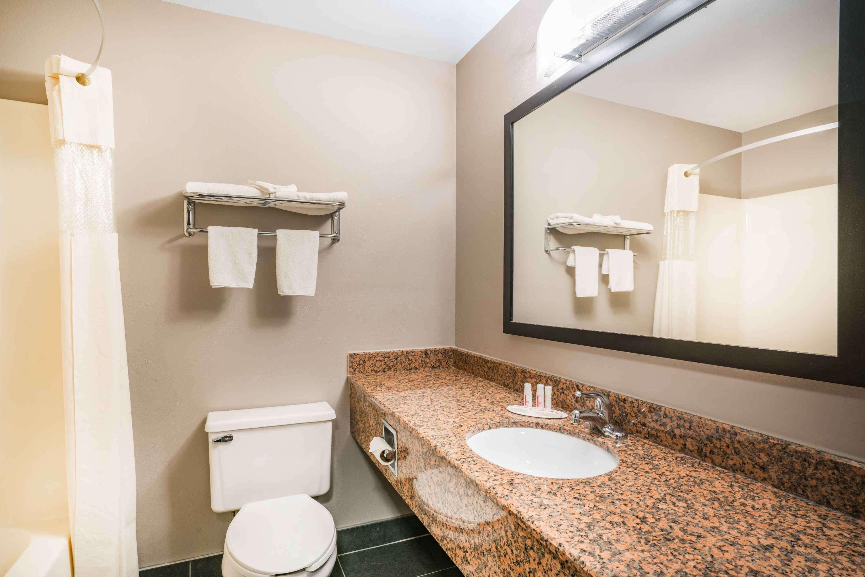 Days Inn & Suites By Wyndham Восау Екстер'єр фото