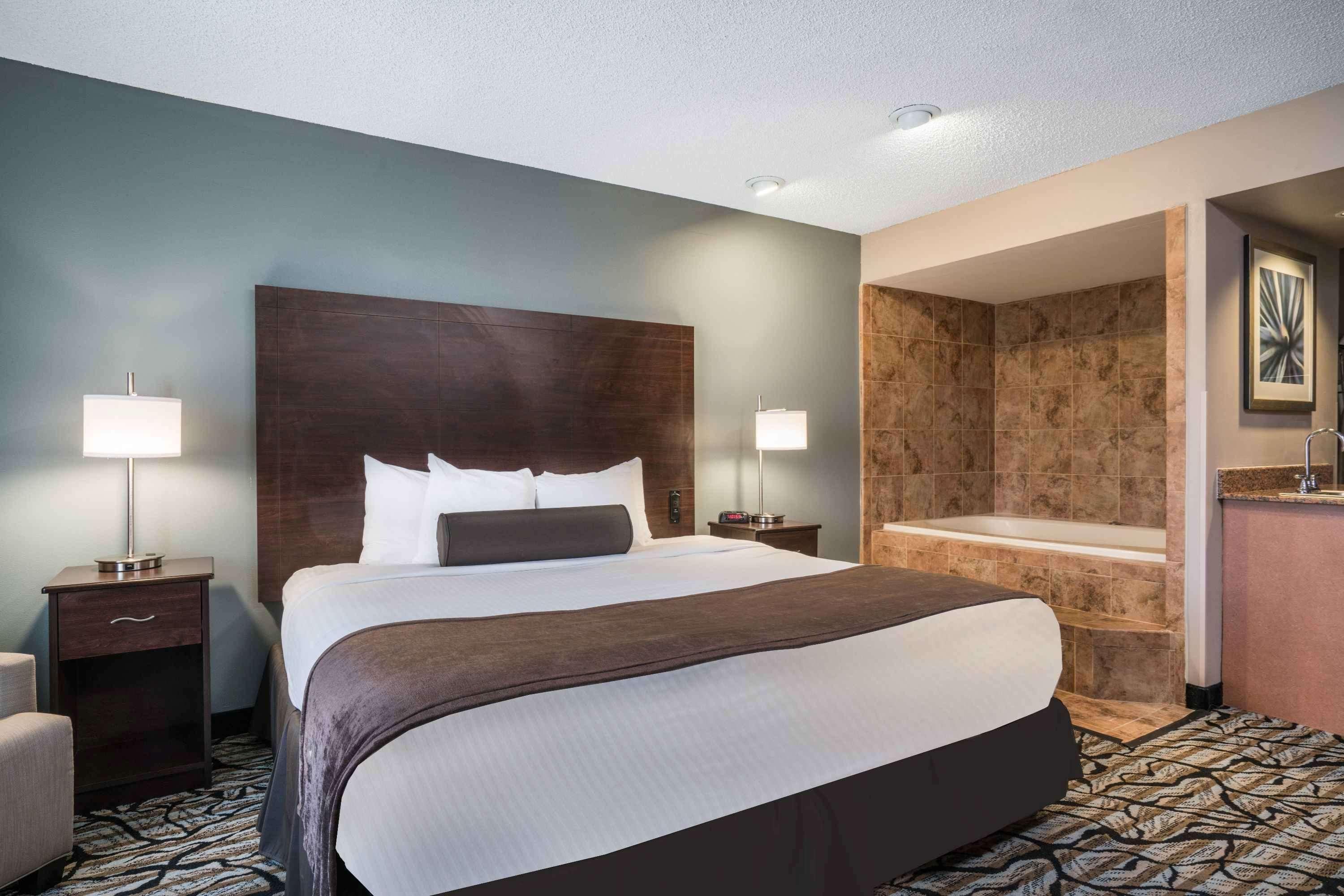 Days Inn & Suites By Wyndham Восау Екстер'єр фото