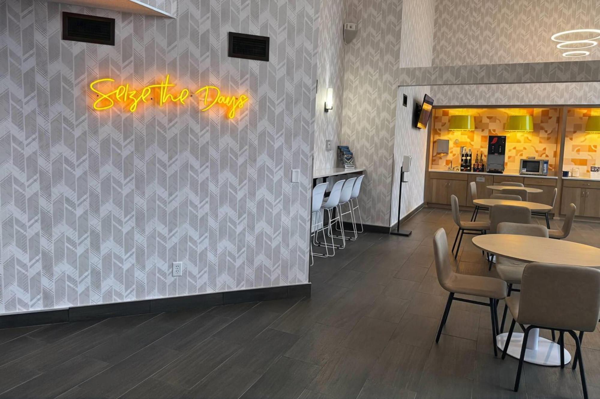 Days Inn & Suites By Wyndham Восау Екстер'єр фото
