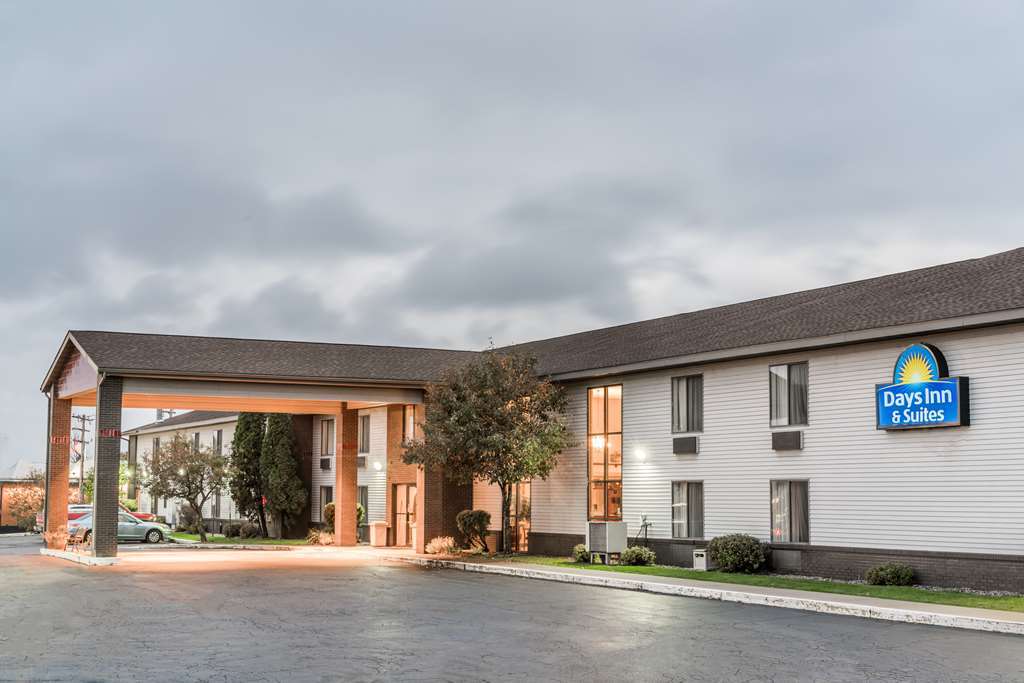 Days Inn & Suites By Wyndham Восау Екстер'єр фото