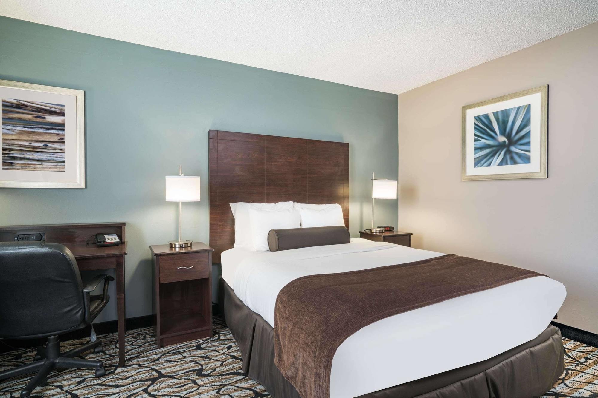 Days Inn & Suites By Wyndham Восау Екстер'єр фото